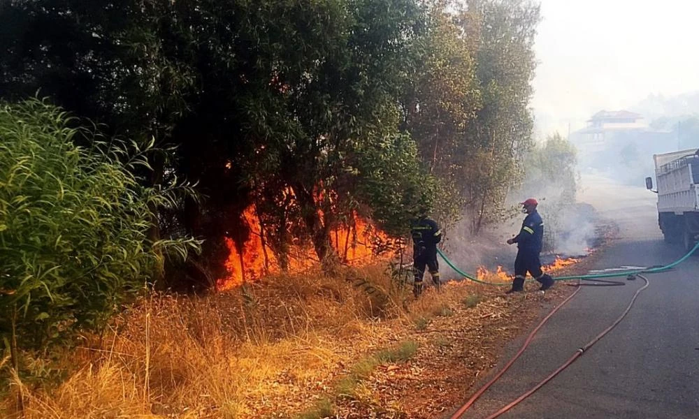 Αντιπεριφερειάρχης Ρεθύμνου για πυρκαγιά: «Φόβοι για μεγάλες αναζωπυρώσεις το βράδυ λόγω ανέμων» - «Μπαράζ» μηνυμάτων 112 για εκκενώσεις (βίντεο)